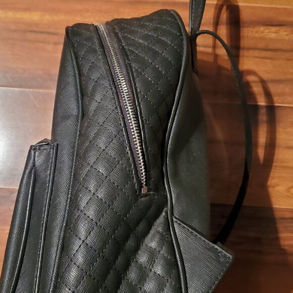 SMALL GUESS BLACK BACKPACK Quilted Sides Used 1X Faux Leather Gold Logo Lining - Picture 9 of 12